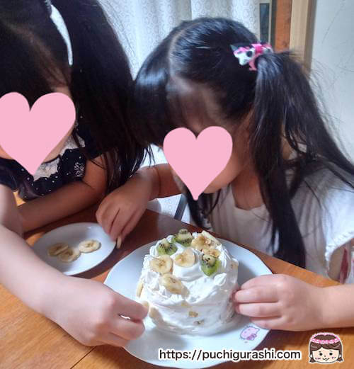 ケーキをデコレーションする姉妹
